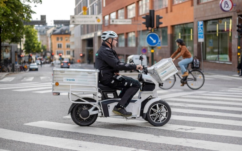En Bravida GreenHub-moped i stadsmiljö