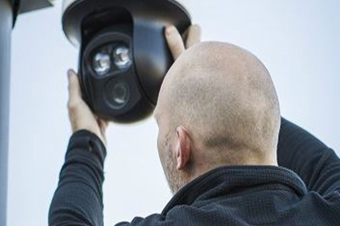 Installation av övervakningskamera av Bravidas tekniker