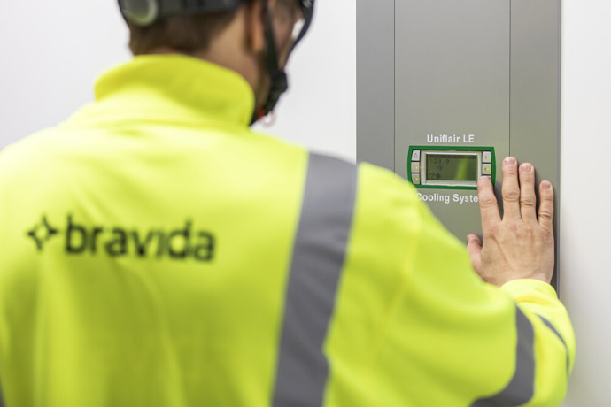 En tekniker vid en styrpanel