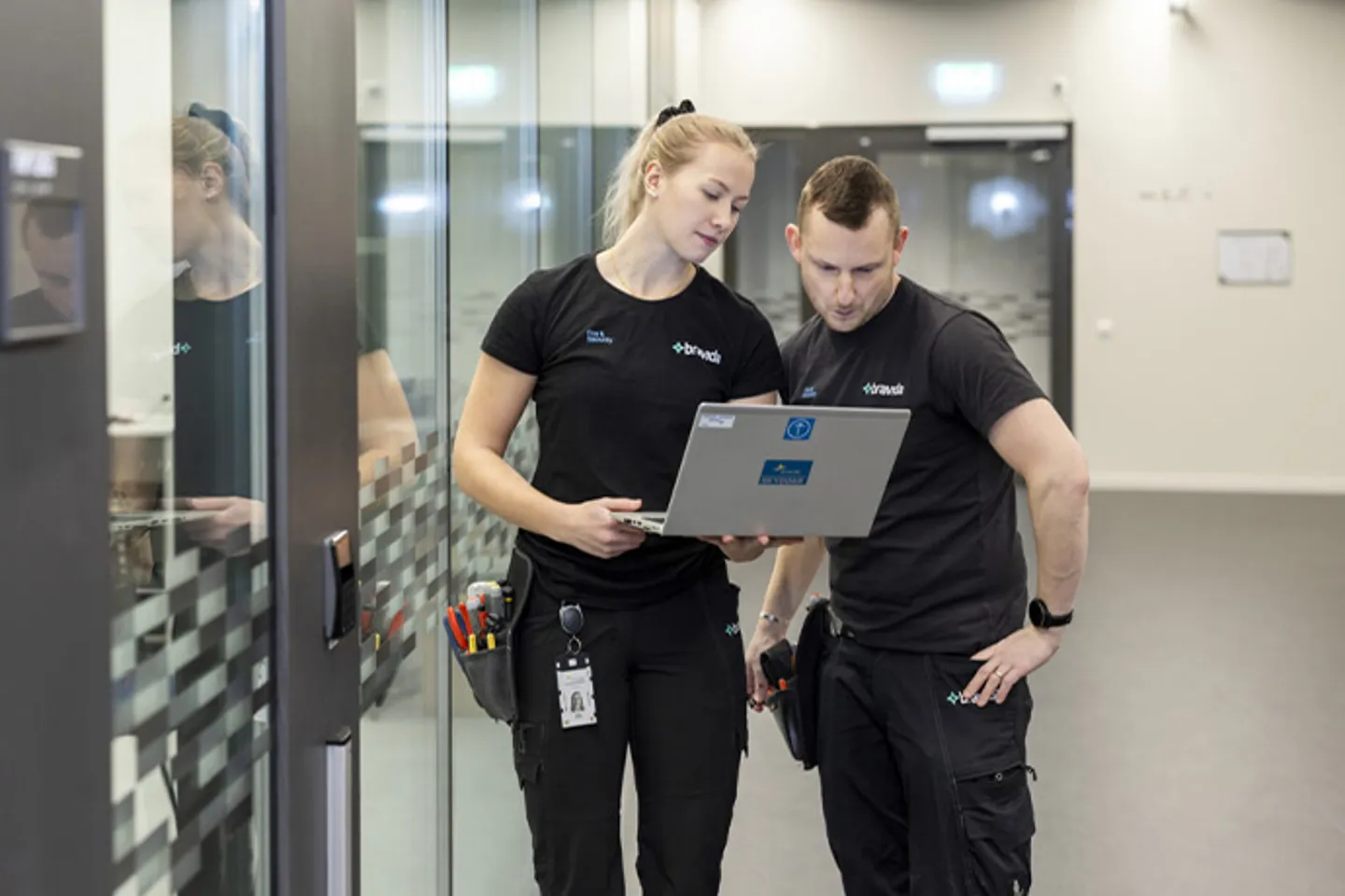 Två säkerhetstekniker under arbete