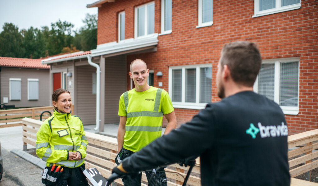 Medarbejdere udfører grundig elservice og gennemgang af installationer