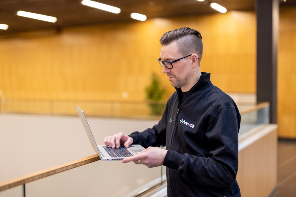 Bravida-medarbejder overvåger sikkerhedssystem for at sikre optimal drift