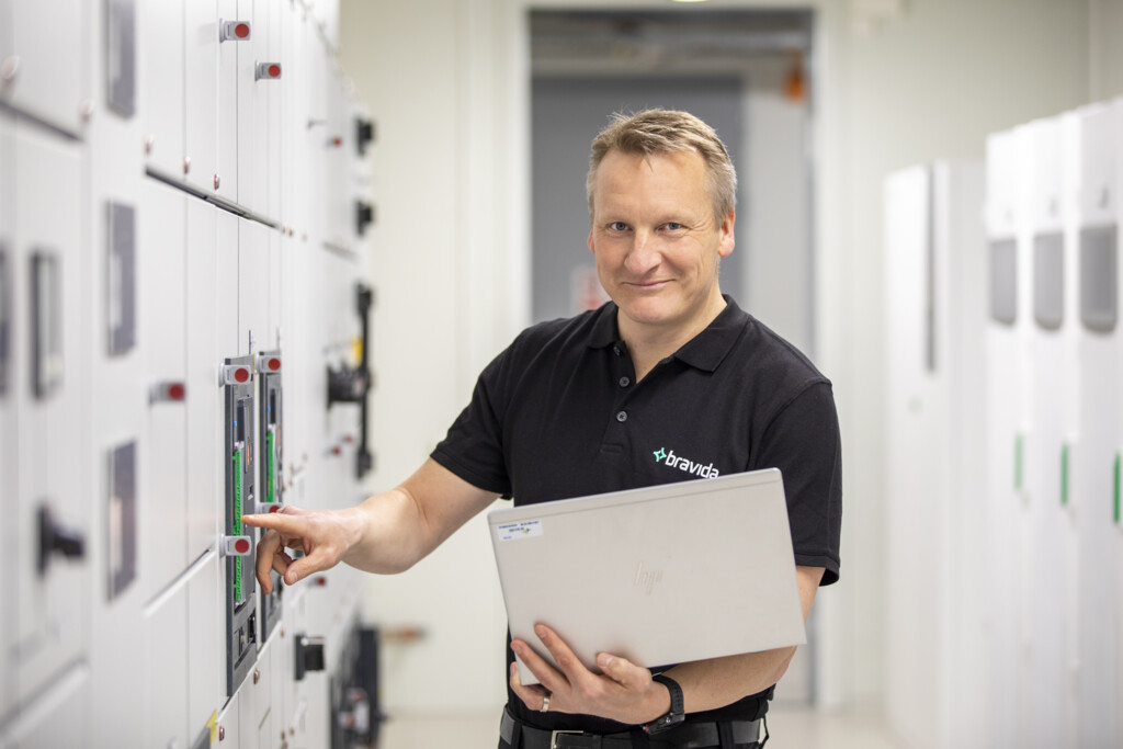 Medarbejder udfører service på ventilationsanlæg