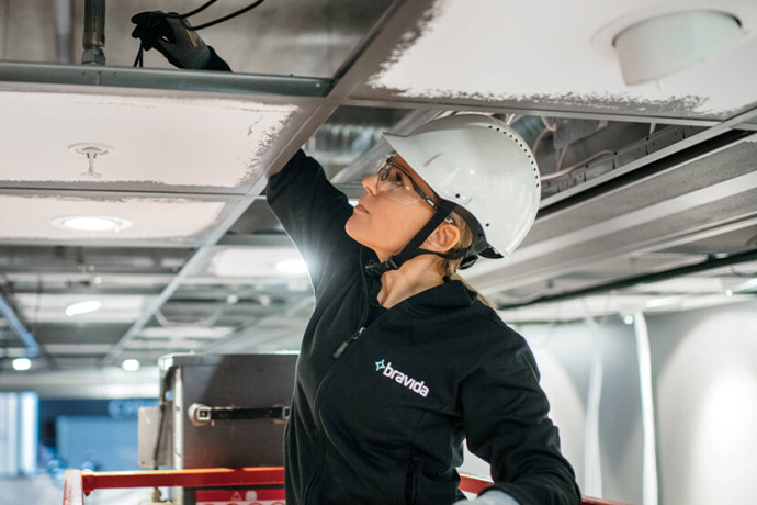 En servicetekniker på Bravida utför service