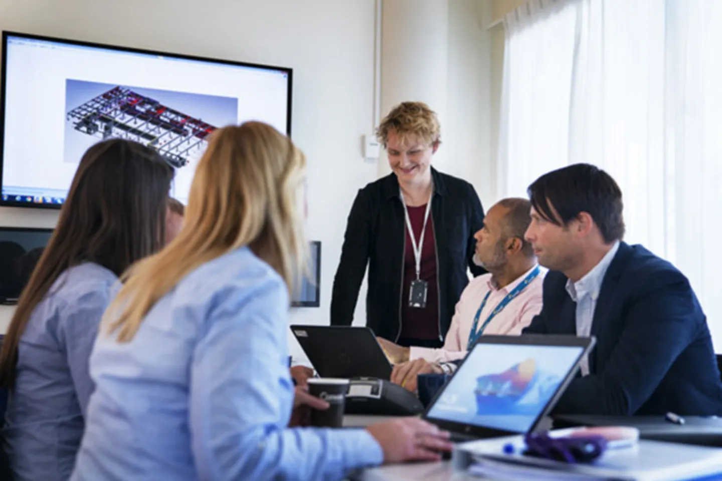 Medarbetare på Bravida i ett möte