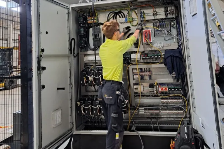 Bravidan kesätyöntekijä Joonas tekemässä sähköasennusta