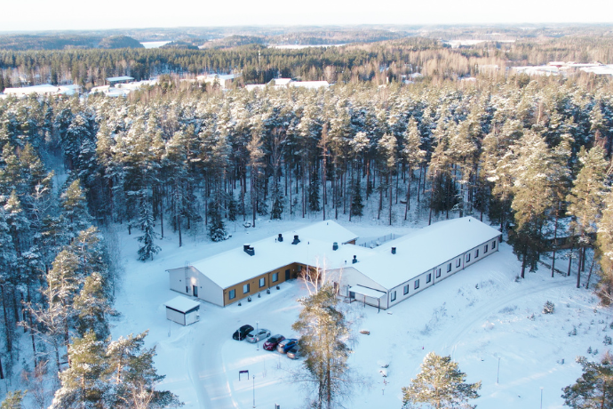 Dronekuva hoivakotikohteesta talvella 