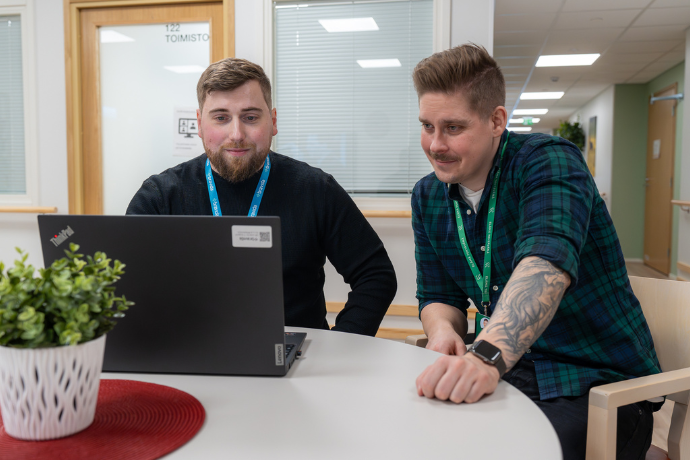 Bravidan ja Mehil&auml;isen edustajat tietokoneella