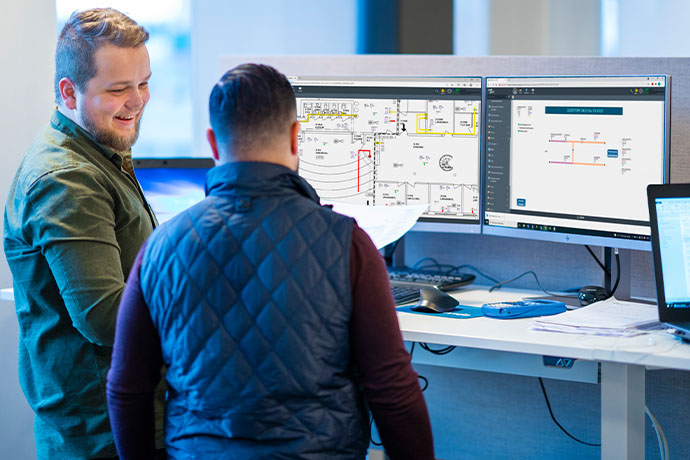 Två medarbetare från Bravida vid datorskärmar