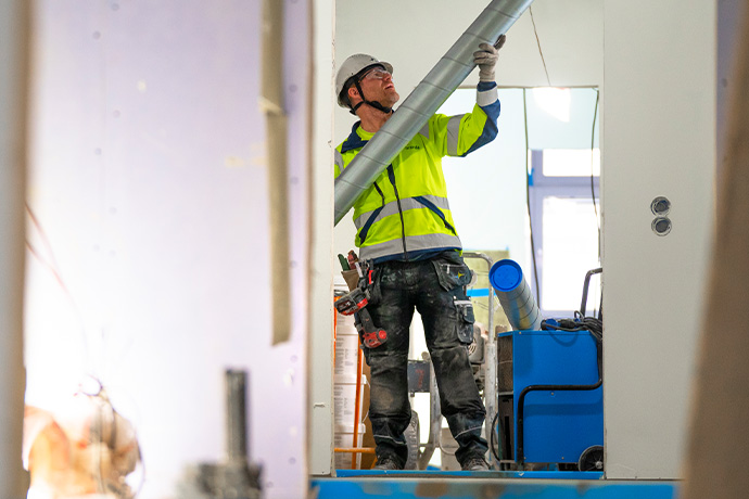 Ventilationstekniker som gör en installation