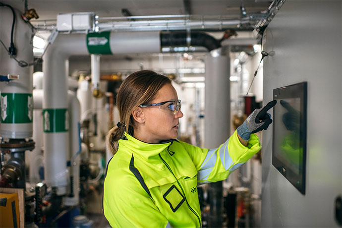 En tekniker vid en panel