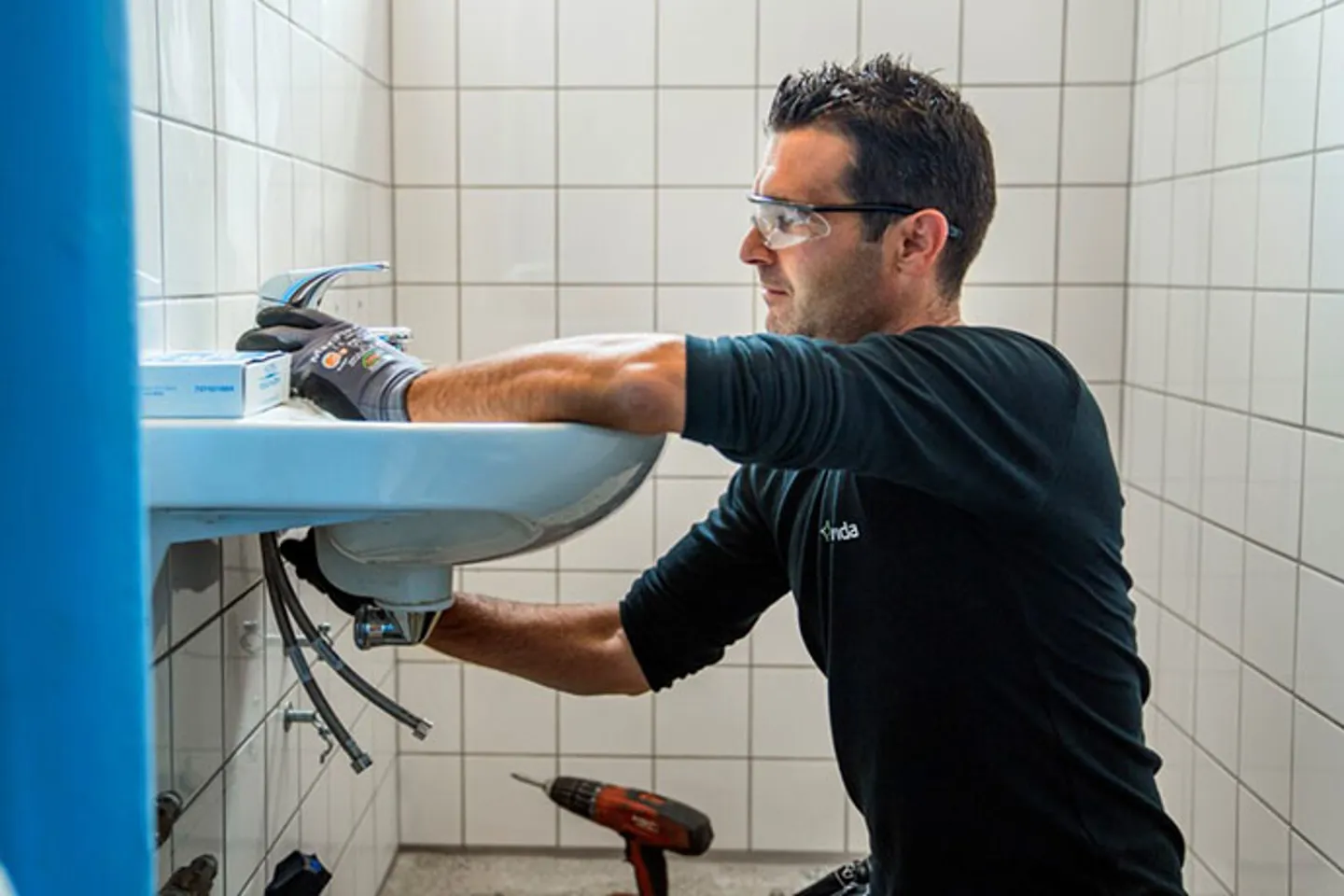 EN vs-tekniker installerar