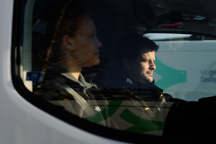  Two service technicians in a service truck on assignment