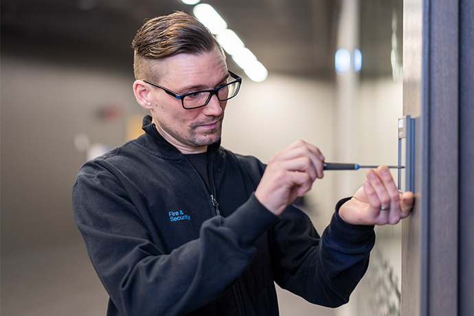 En säkerhetstekniker under arbete