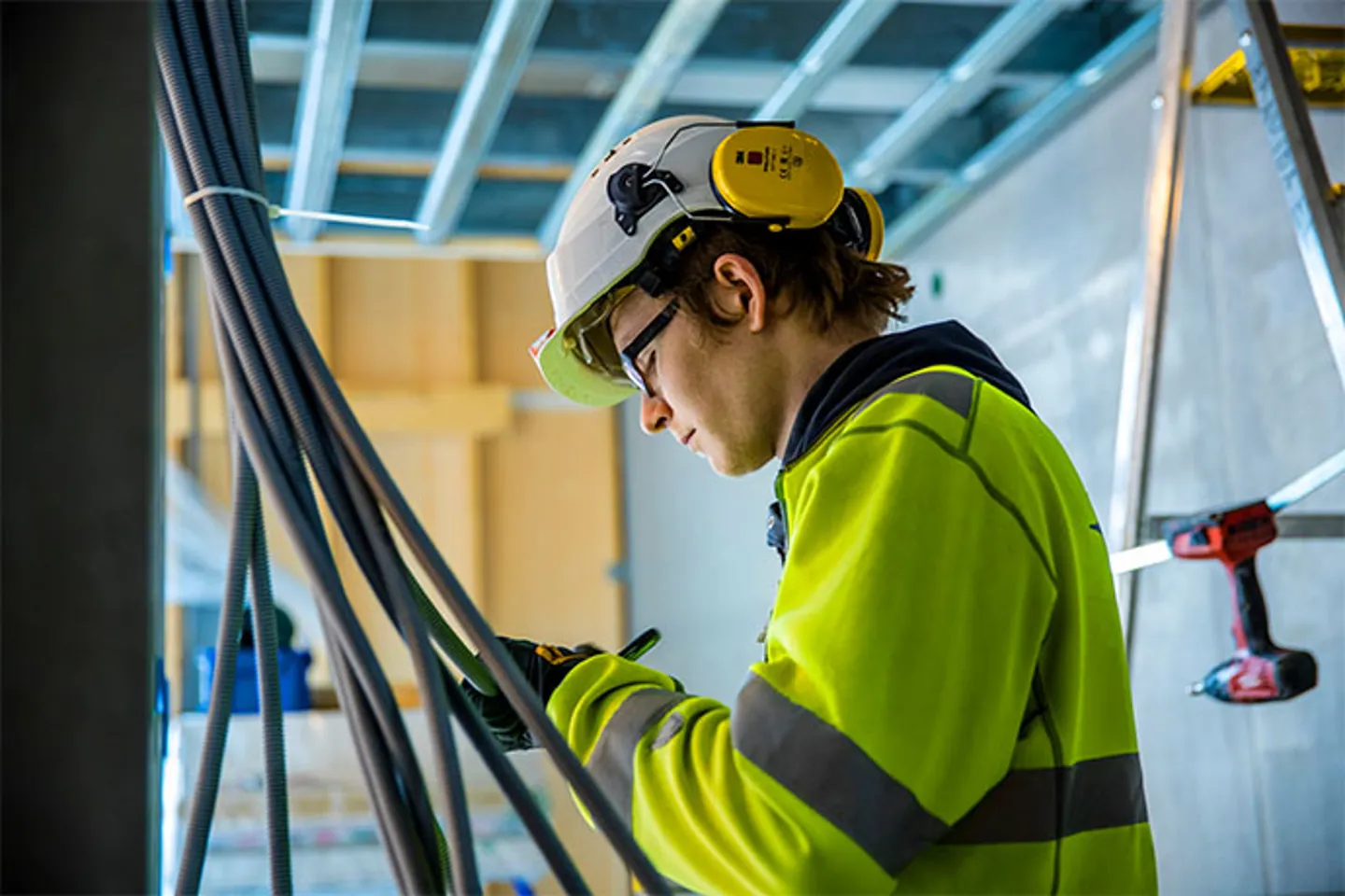 Elinstallatör från Bravida installerar el