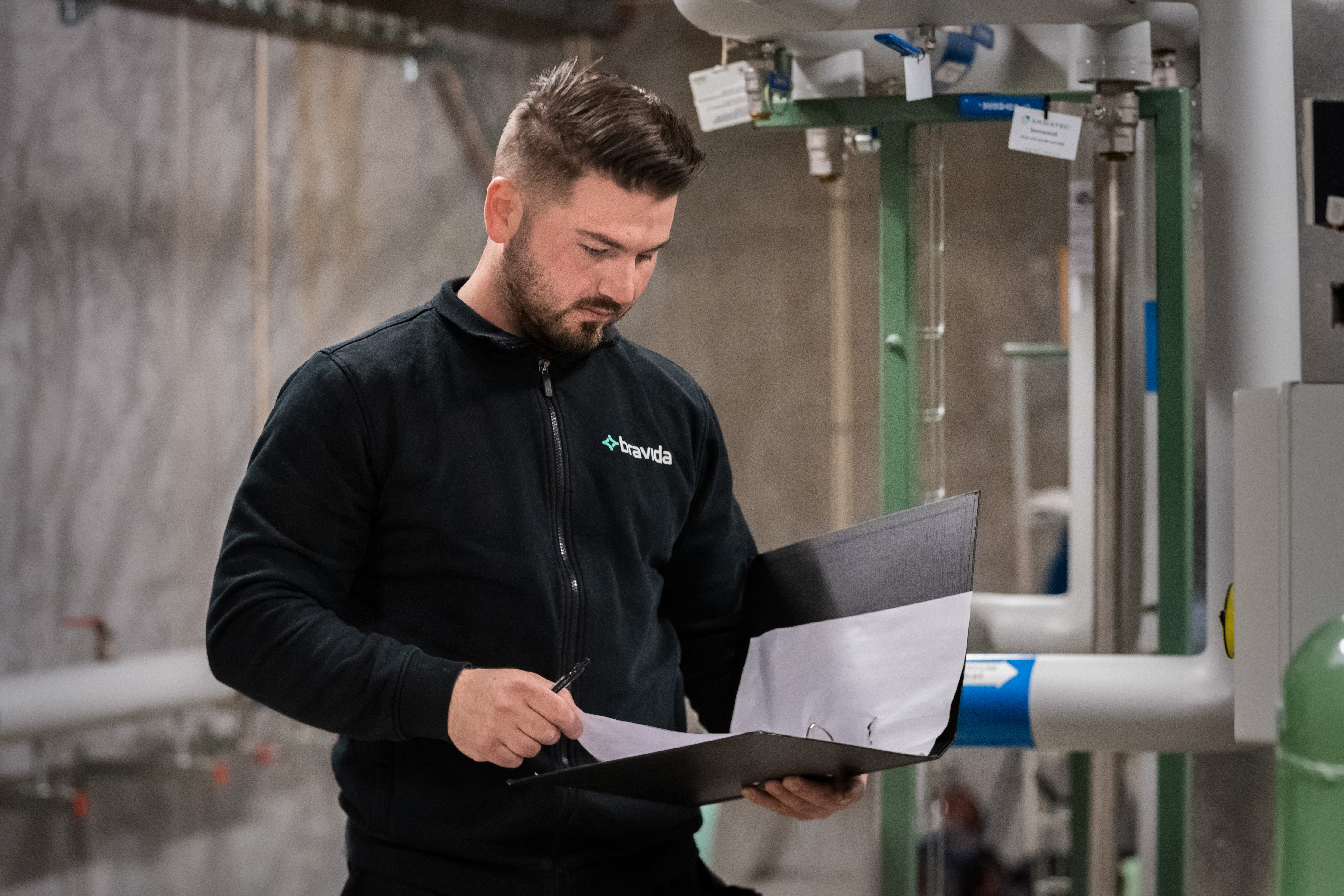 Bravida VVS-tekniker gennemgår dokumentation i et teknisk rum i København